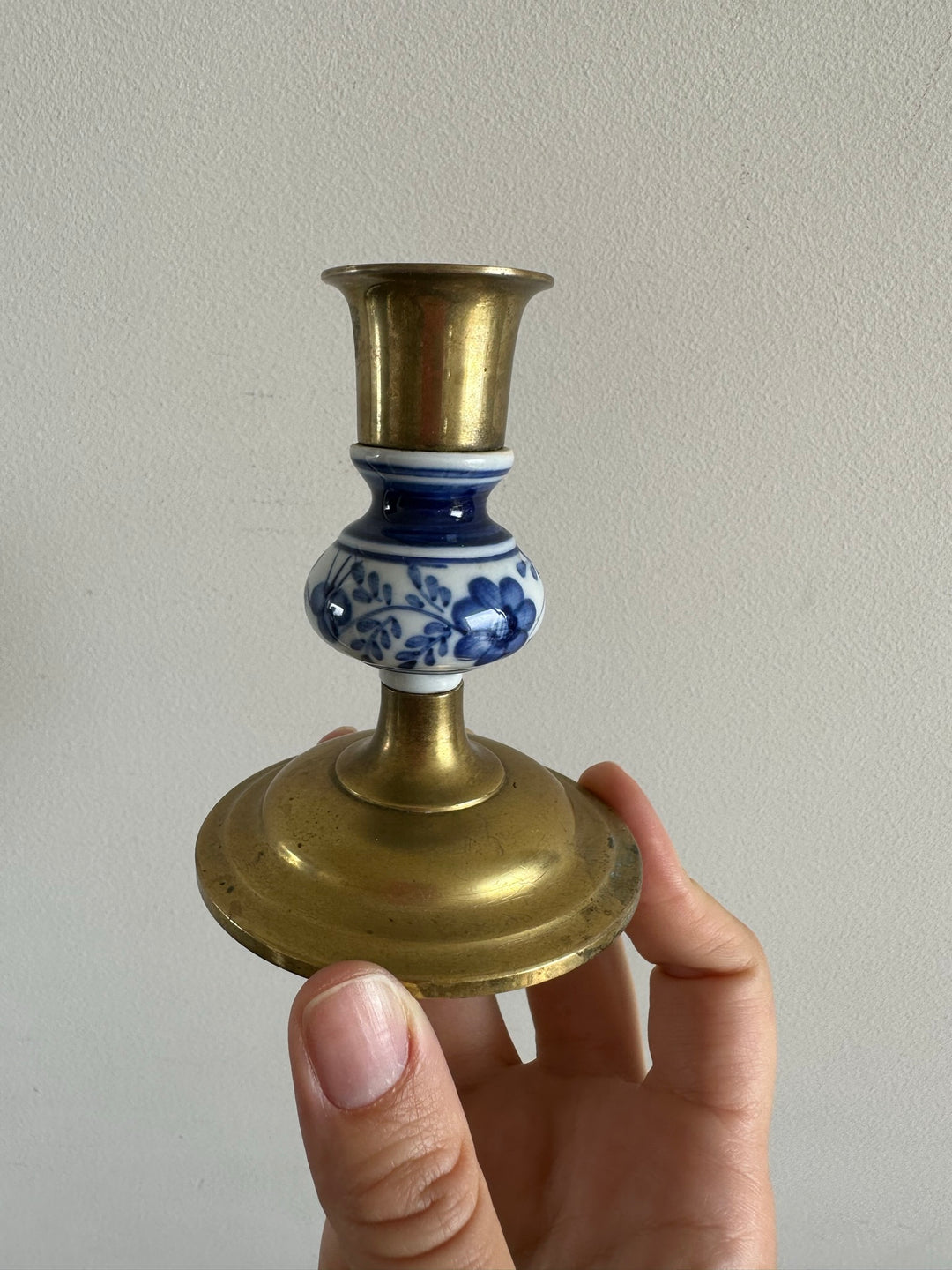 Bougeoir en laiton et porcelaine peinte