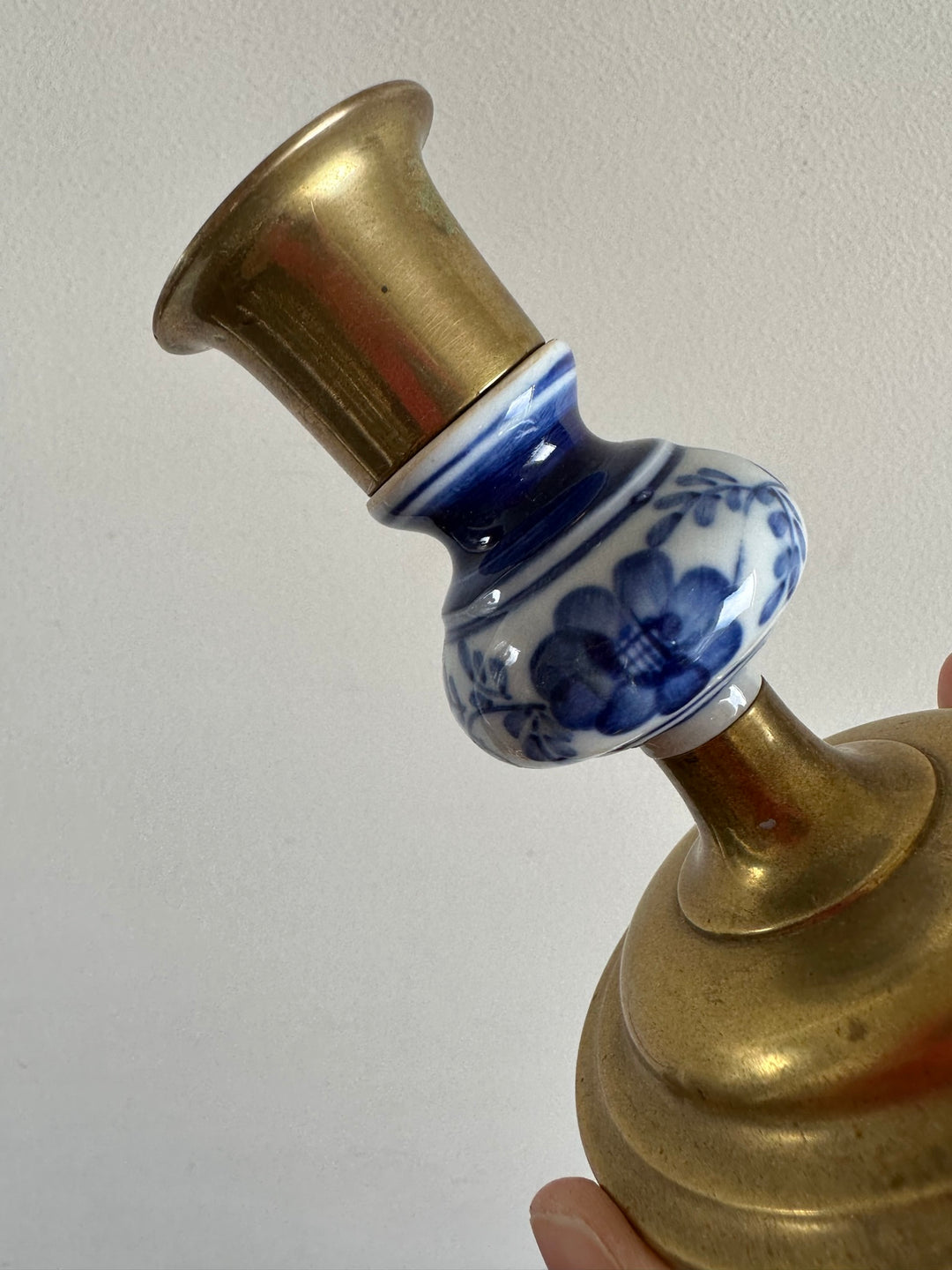 Bougeoir en laiton et porcelaine peinte