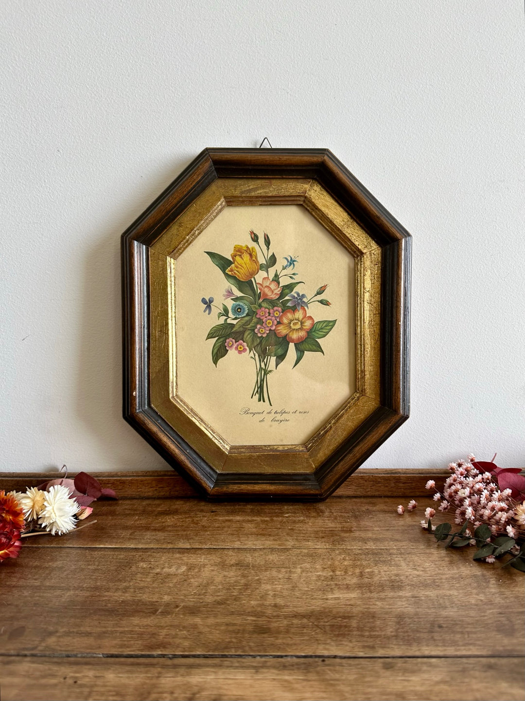Bouquet de tulipes et roses de bruyères dans cadre en bois octogonal bordure dorée