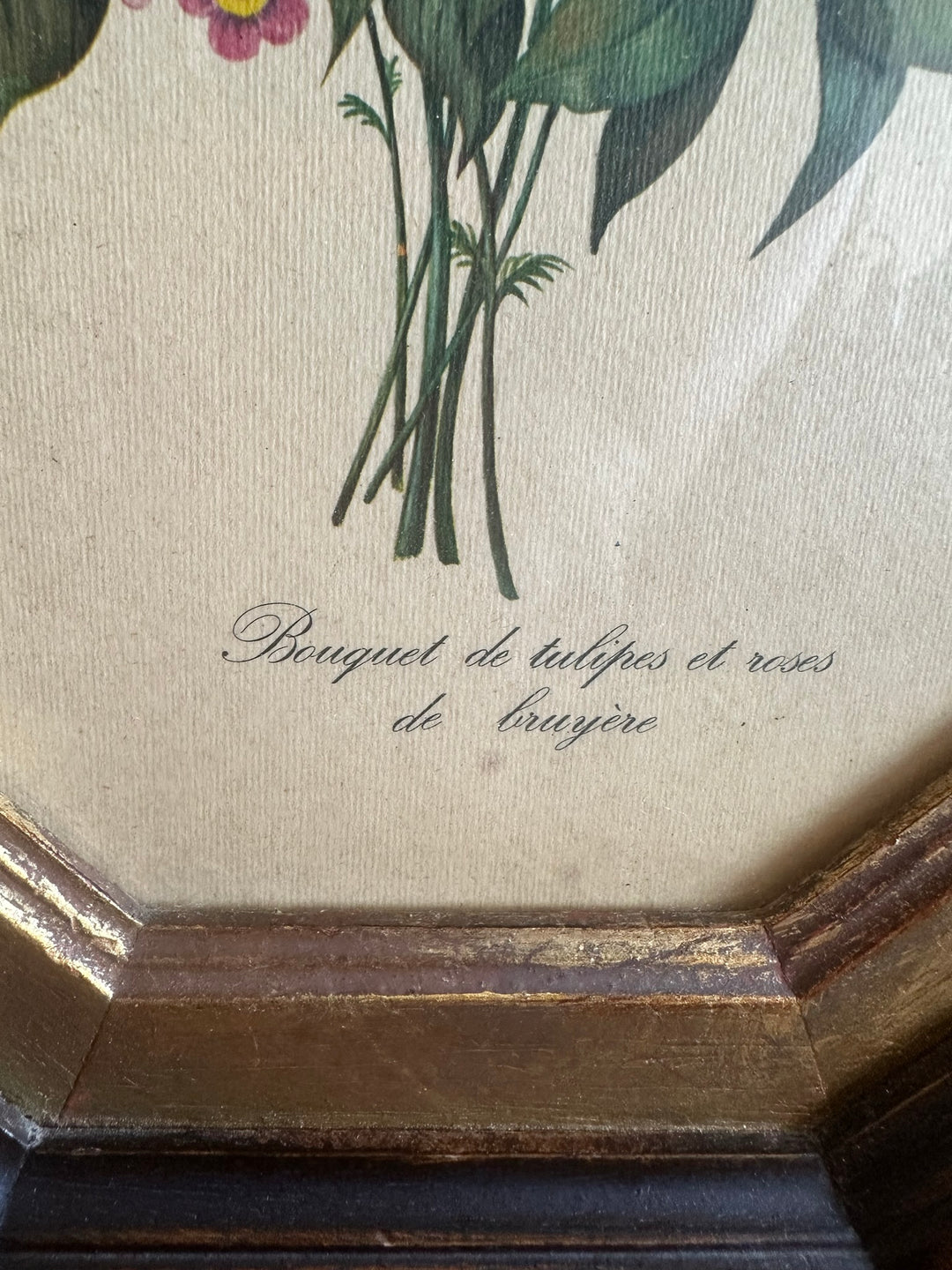 Bouquet de tulipes et roses de bruyères dans cadre en bois octogonal bordure dorée