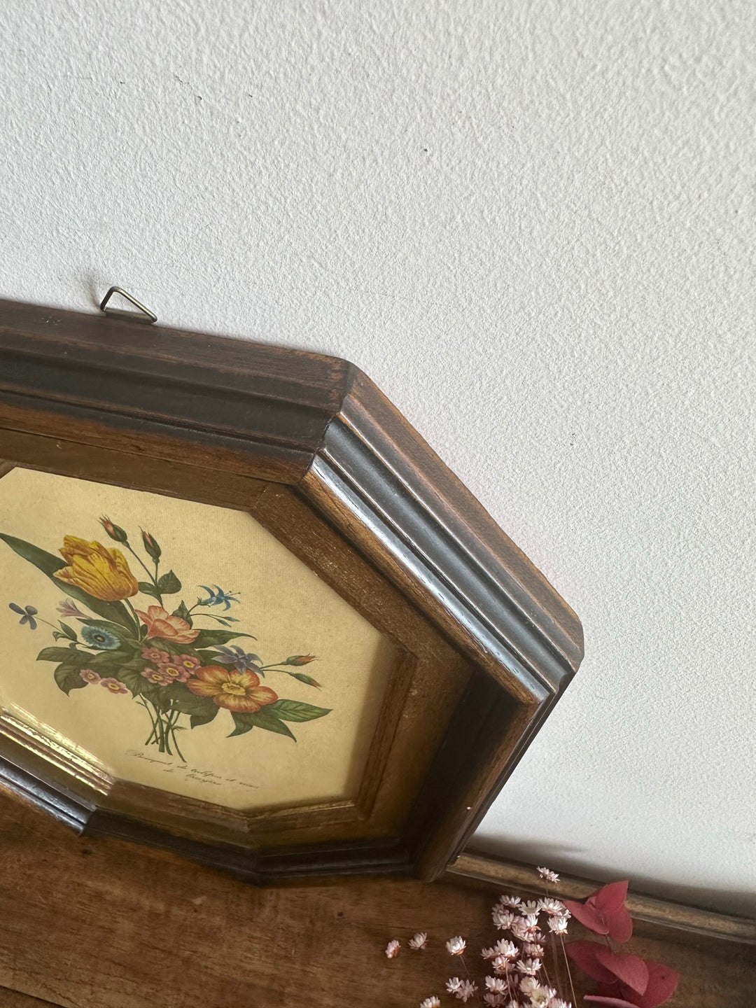 Bouquet de tulipes et roses de bruyères dans cadre en bois octogonal bordure dorée