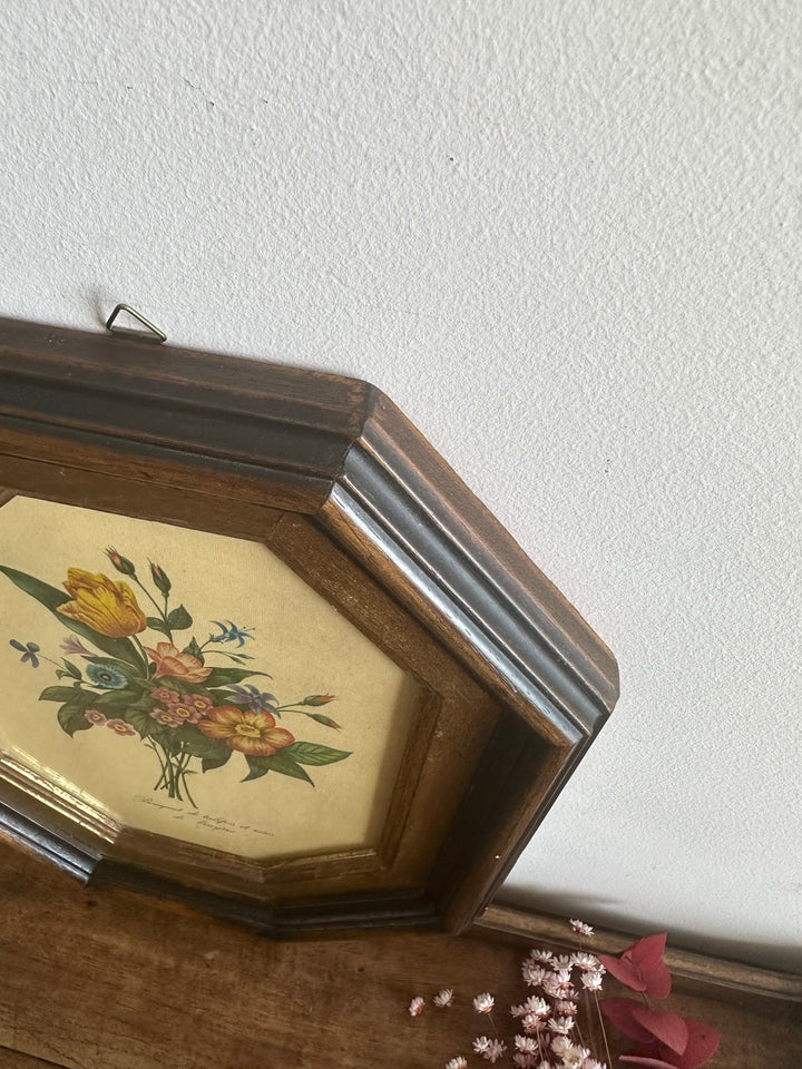 Bouquet de tulipes et roses de bruyères dans cadre en bois octogonal bordure dorée