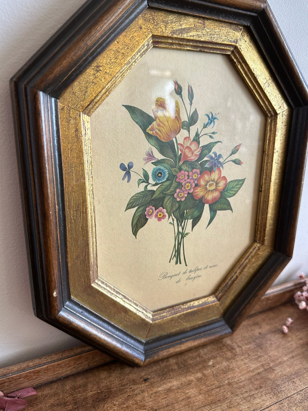 Bouquet de tulipes et roses de bruyères dans cadre en bois octogonal bordure dorée
