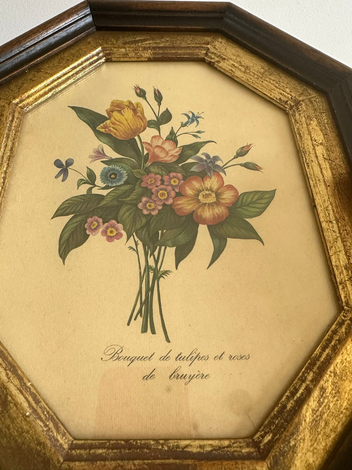 Bouquet de tulipes et roses de bruyères dans cadre en bois octogonal bordure dorée