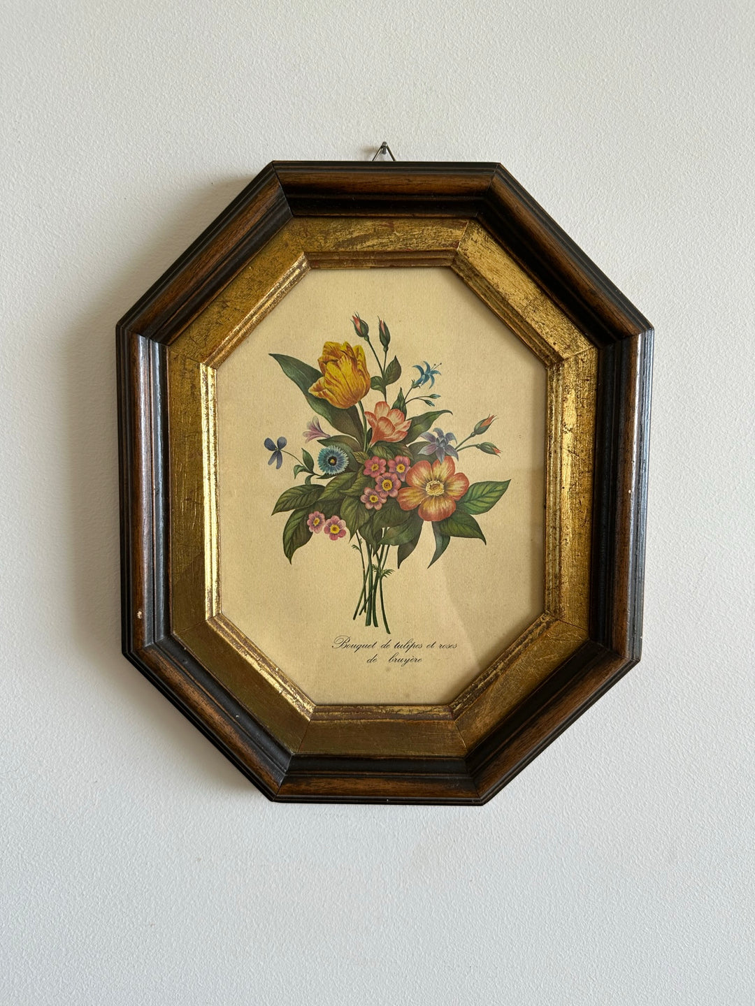 Bouquet de tulipes et roses de bruyères dans cadre en bois octogonal bordure dorée