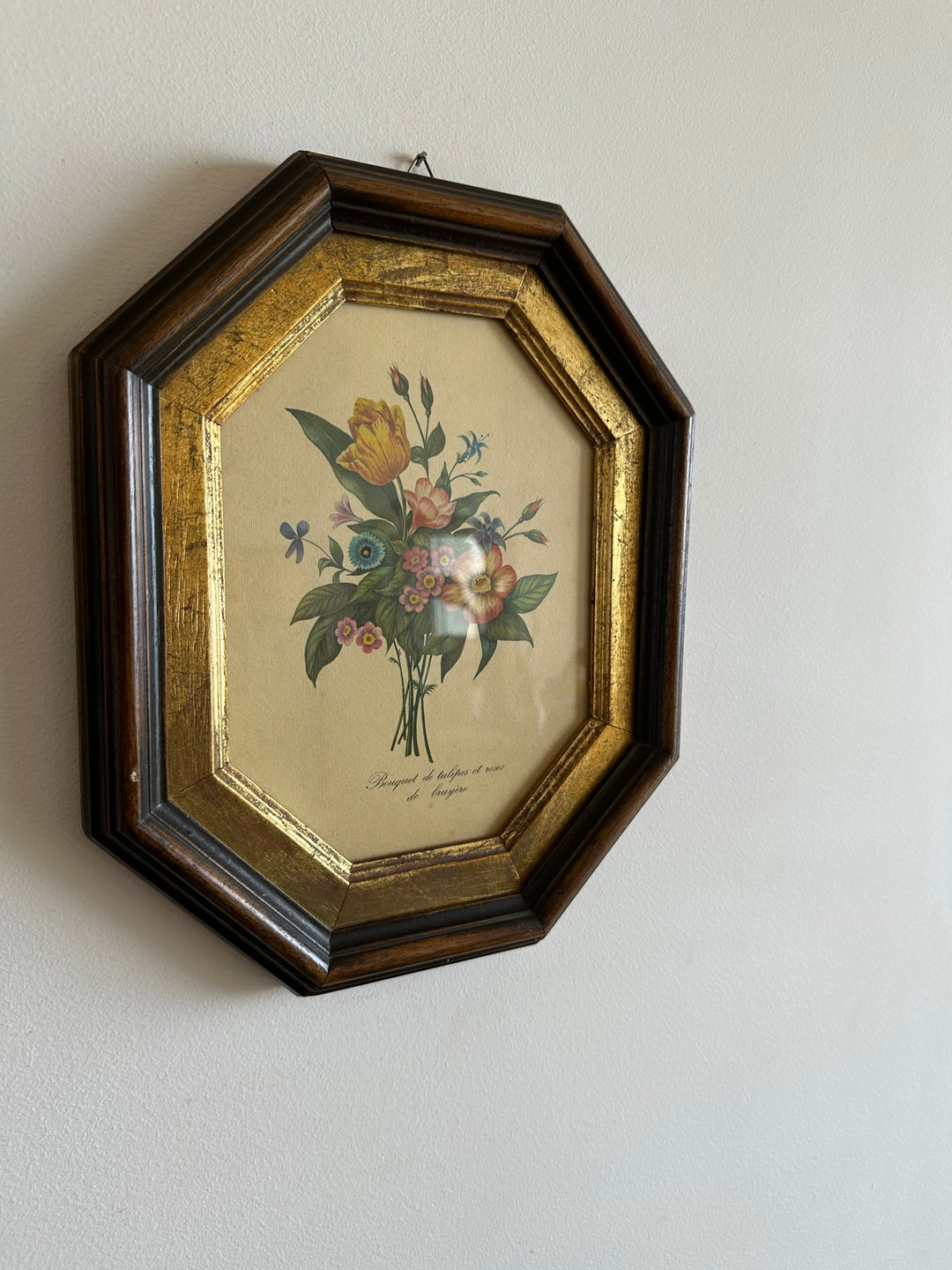 Bouquet de tulipes et roses de bruyères dans cadre en bois octogonal bordure dorée