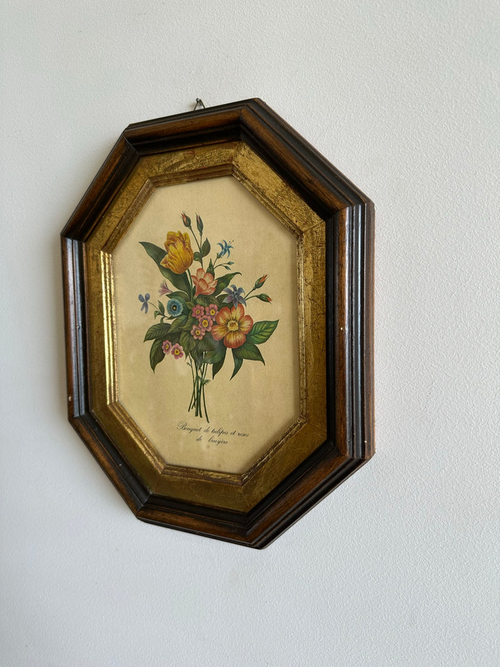 Bouquet de tulipes et roses de bruyères dans cadre en bois octogonal bordure dorée