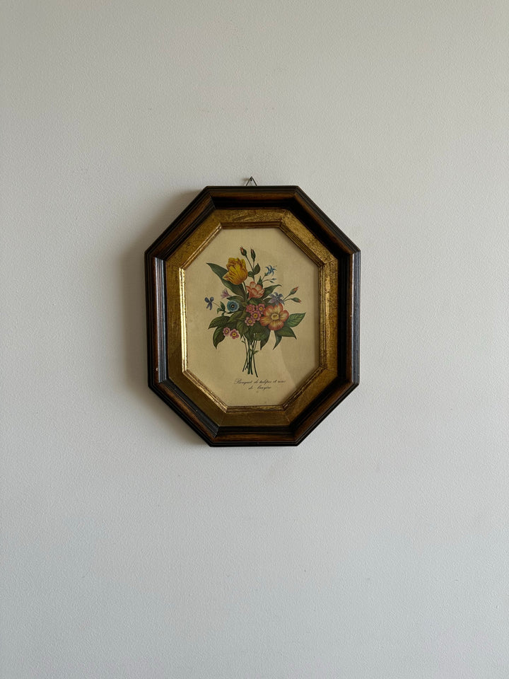 Bouquet de tulipes et roses de bruyères dans cadre en bois octogonal bordure dorée