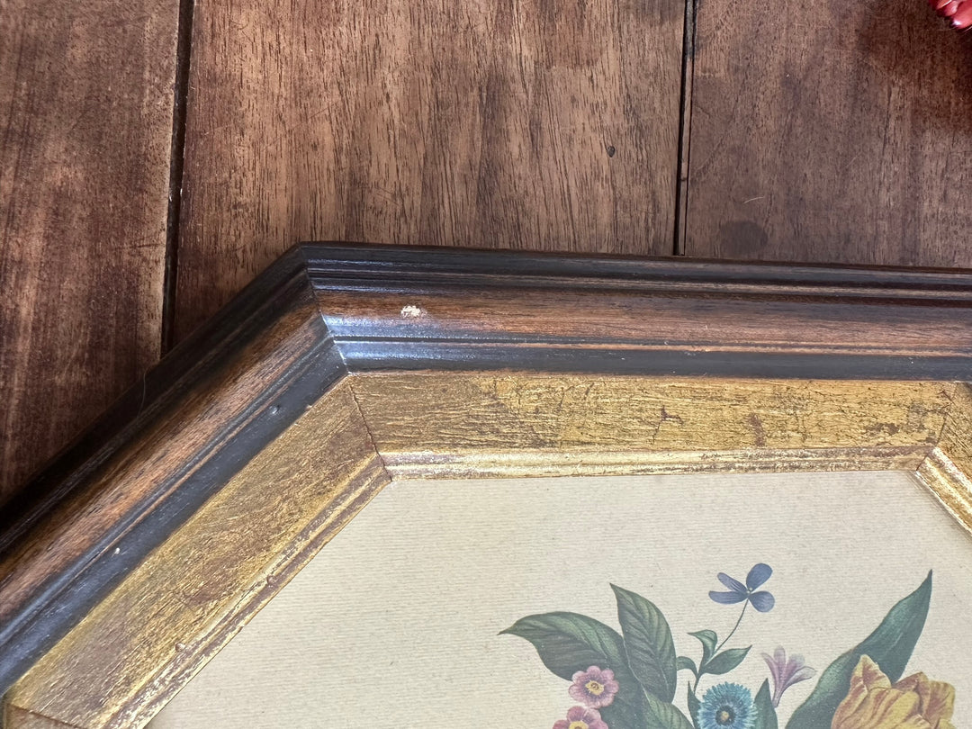 Bouquet de tulipes et roses de bruyères dans cadre en bois octogonal bordure dorée
