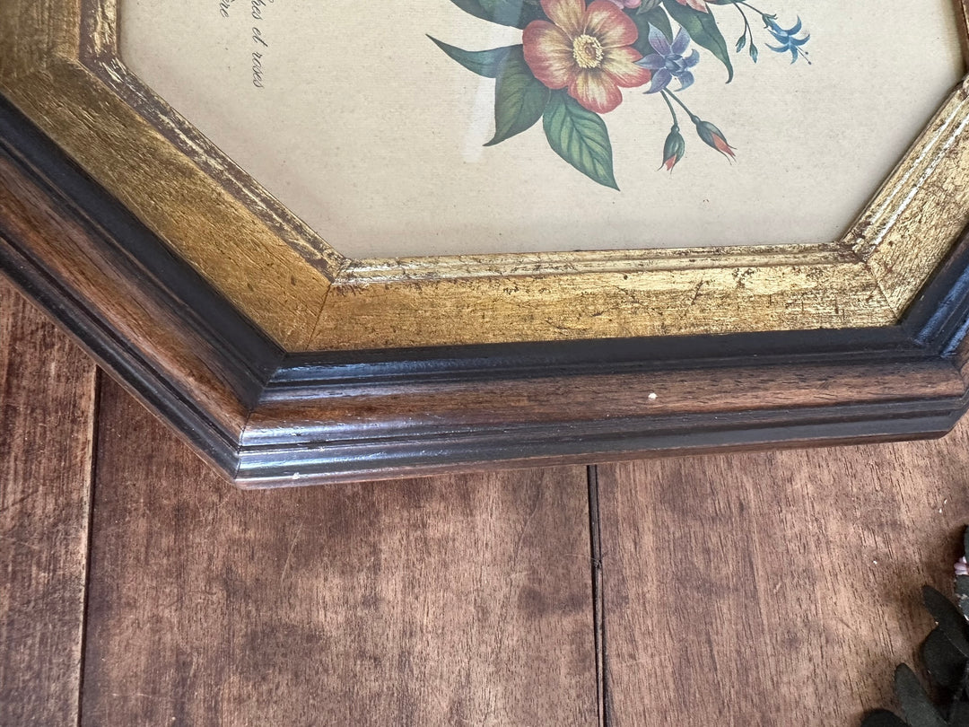 Bouquet de tulipes et roses de bruyères dans cadre en bois octogonal bordure dorée