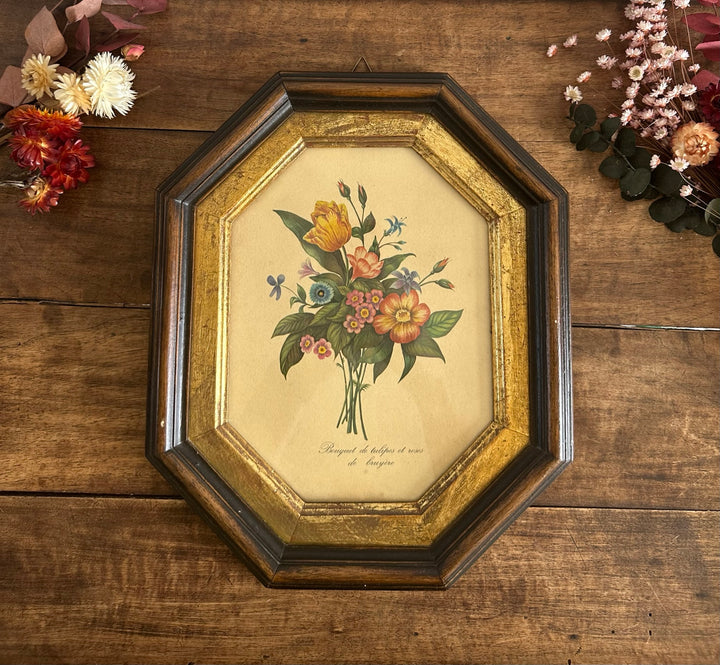 Bouquet de tulipes et roses de bruyères dans cadre en bois octogonal bordure dorée