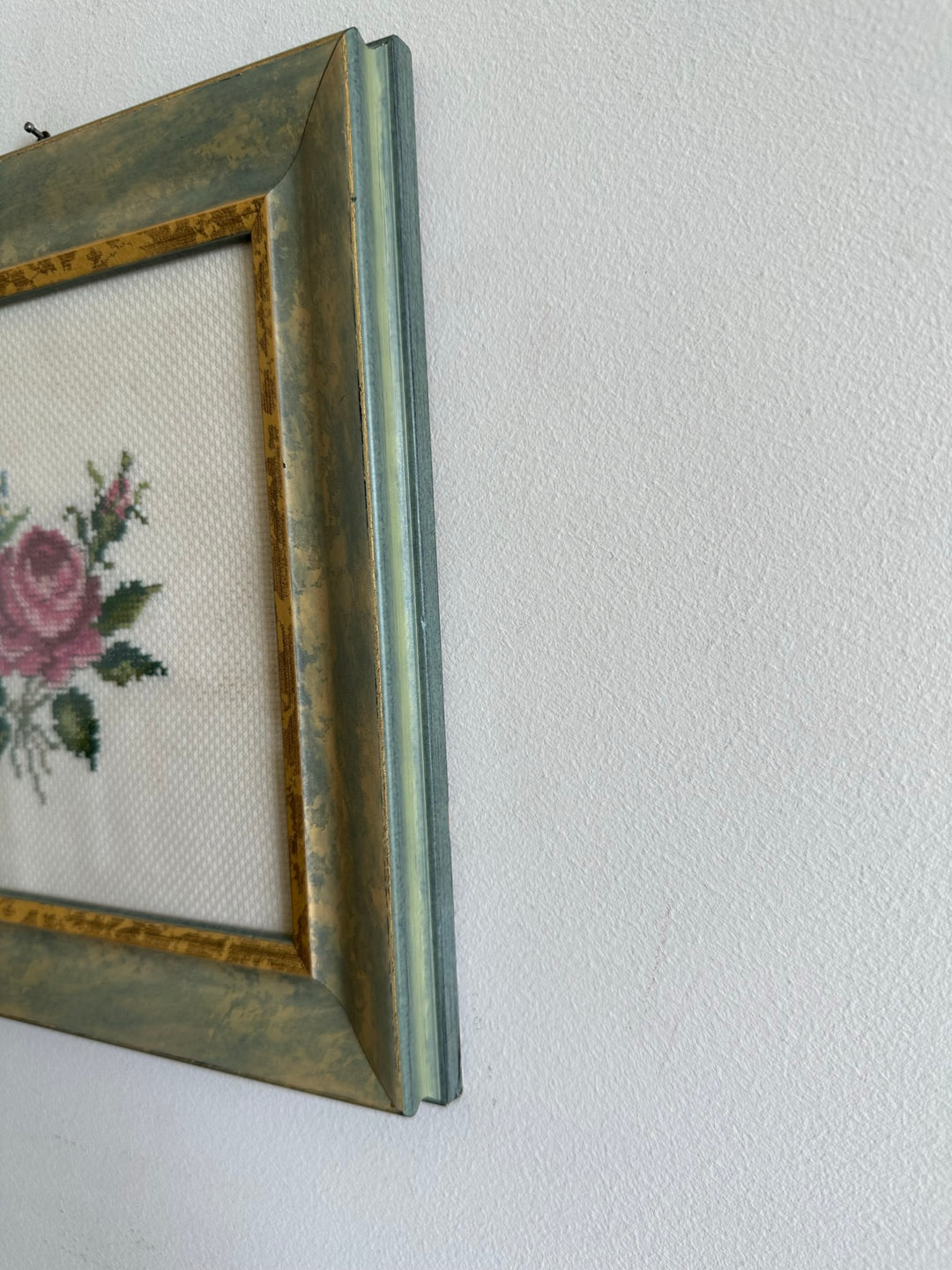 Broderie au point de croix dans cadre en bois bleu liseré doré