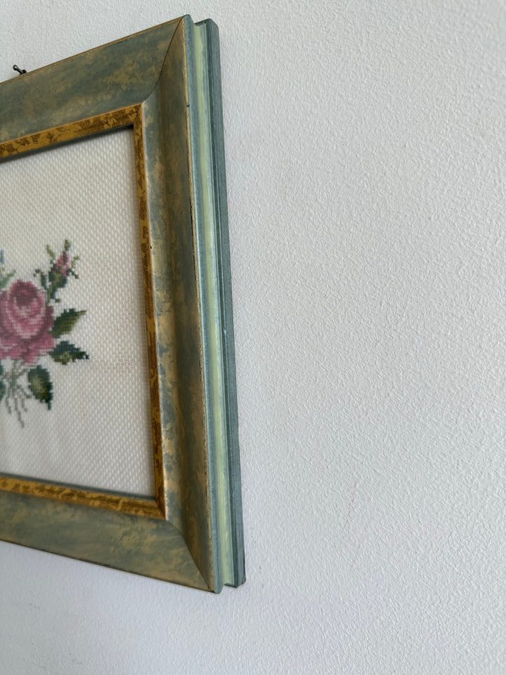 Broderie au point de croix dans cadre en bois bleu liseré doré