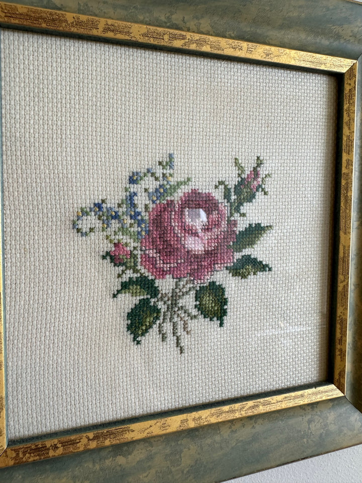 Broderie au point de croix dans cadre en bois bleu liseré doré