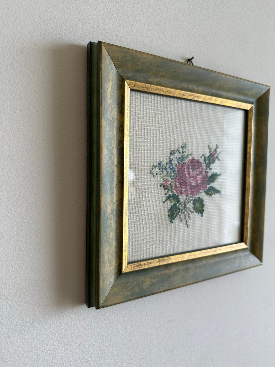 Broderie au point de croix dans cadre en bois bleu liseré doré