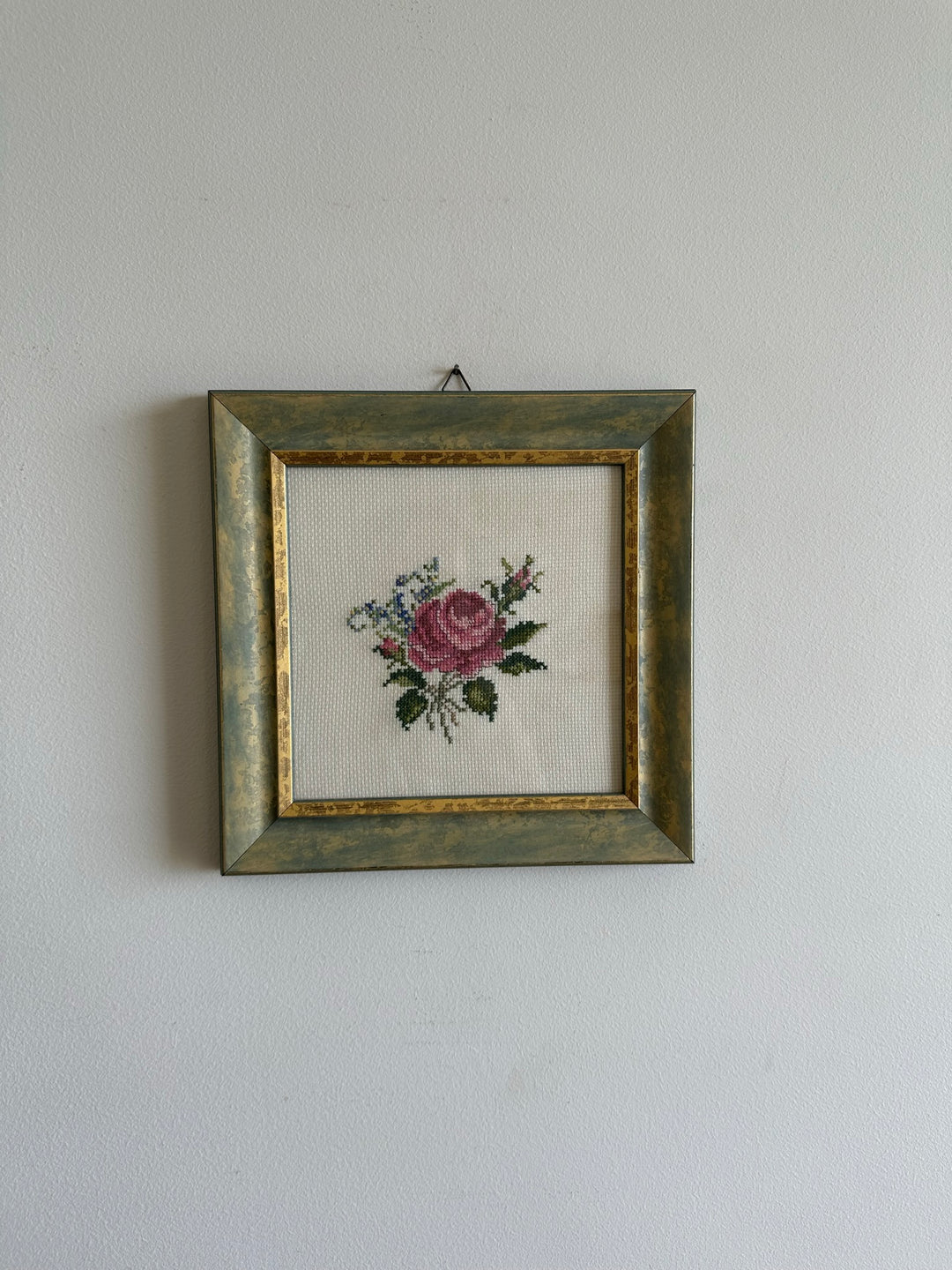 Broderie au point de croix dans cadre en bois bleu liseré doré