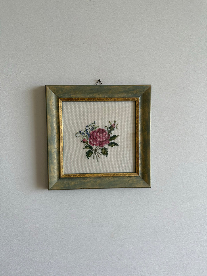 Broderie au point de croix dans cadre en bois bleu liseré doré