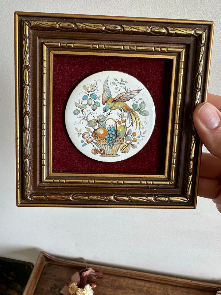 Cadre en bois doré pastille fond en velours rouge