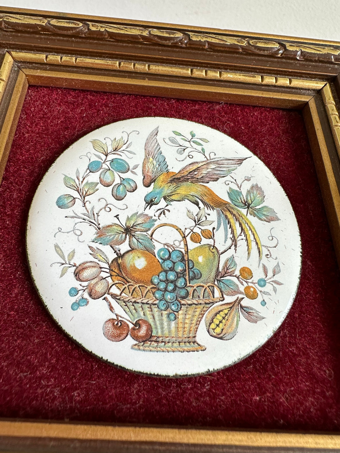 Cadre en bois doré pastille fond en velours rouge