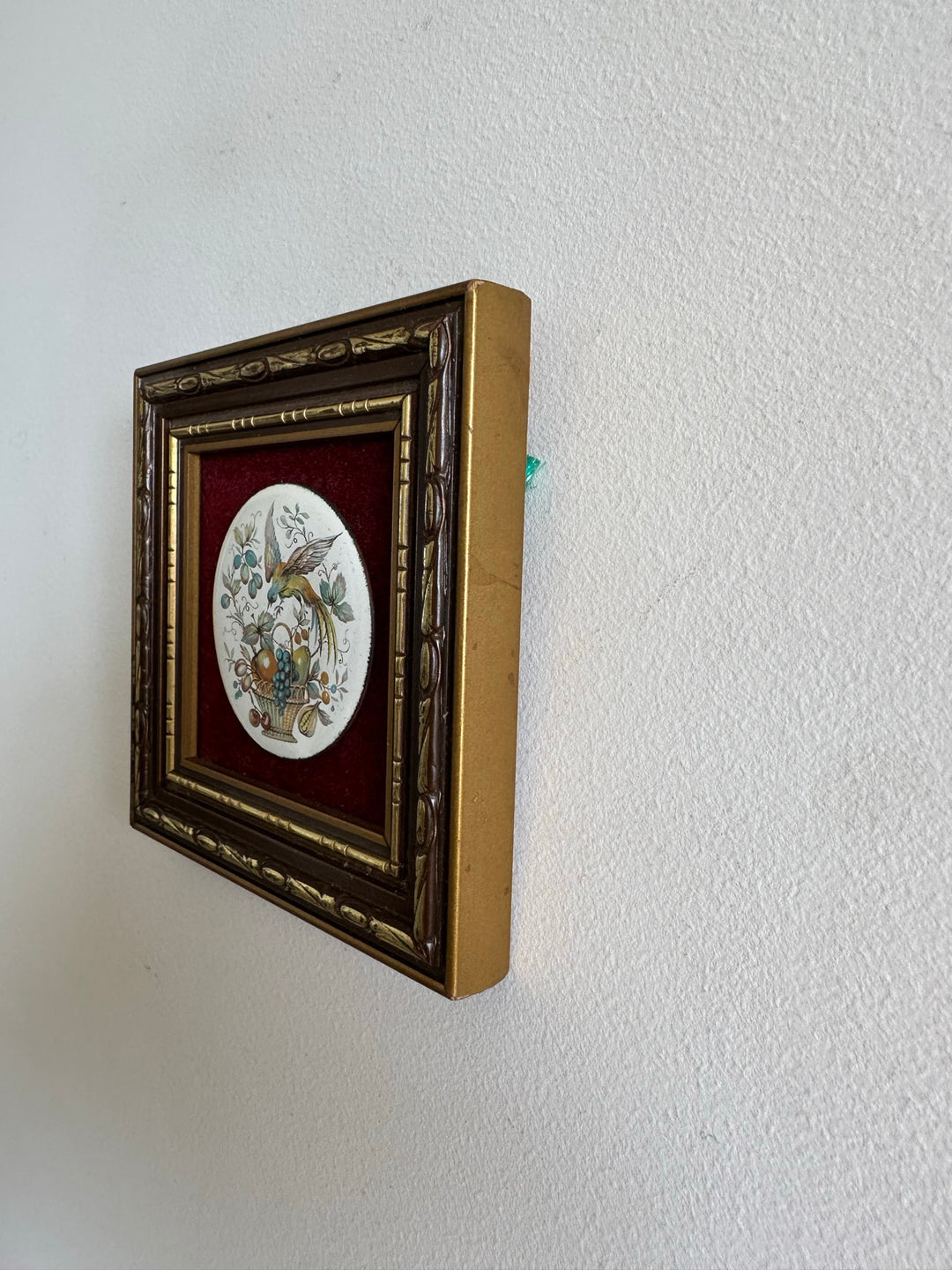 Cadre en bois doré pastille fond en velours rouge