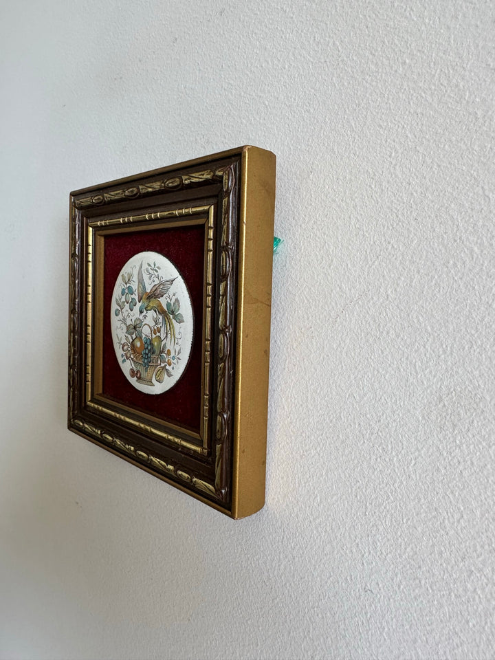 Cadre en bois doré pastille fond en velours rouge