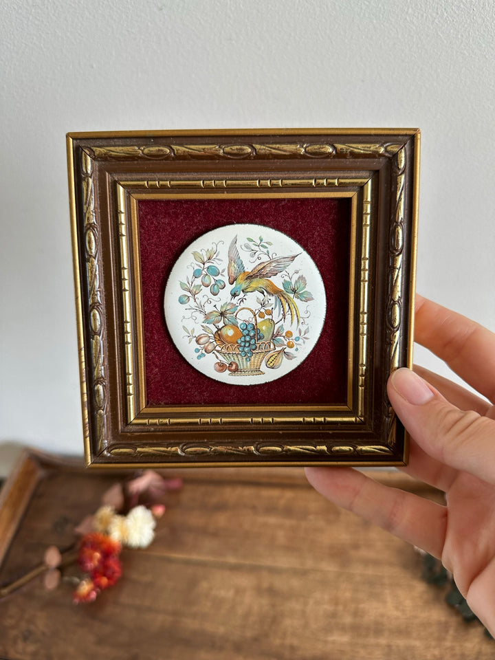 Cadre en bois doré pastille fond en velours rouge