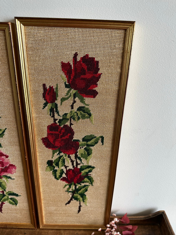 Broderies rectangulaires au point de croix dans cadres dorés