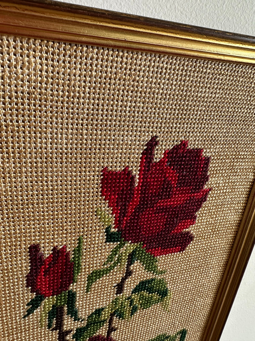 Broderies rectangulaires au point de croix dans cadres dorés