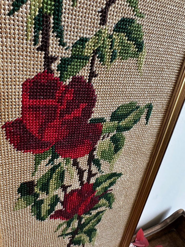 Broderies rectangulaires au point de croix dans cadres dorés