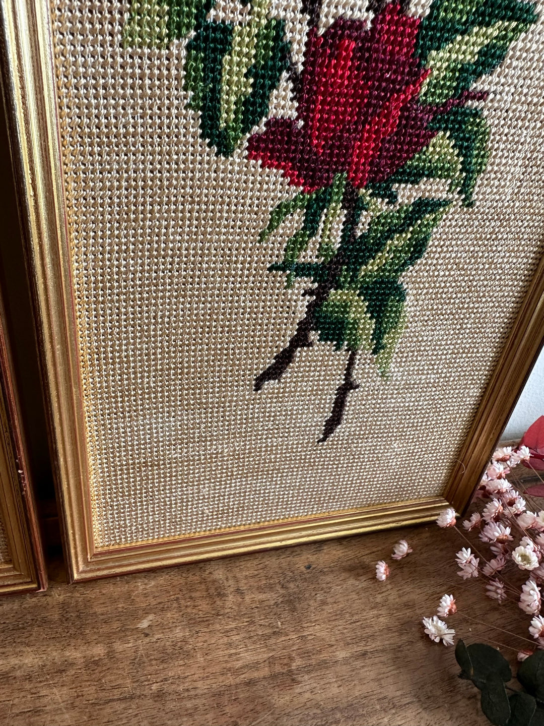 Broderies rectangulaires au point de croix dans cadres dorés