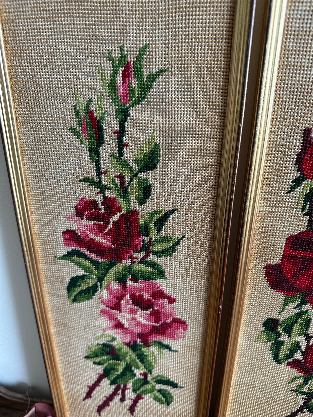 Broderies rectangulaires au point de croix dans cadres dorés