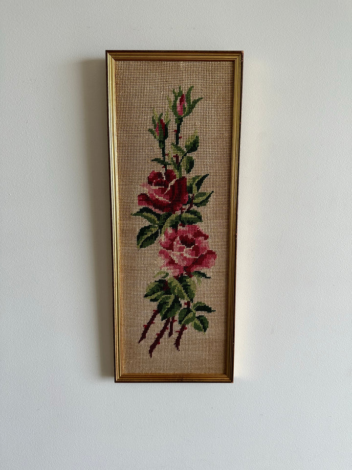 Broderies rectangulaires au point de croix dans cadres dorés