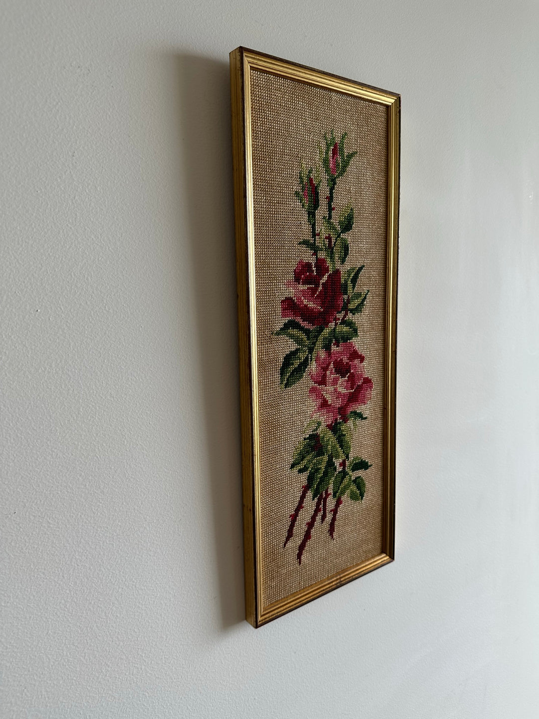 Broderies rectangulaires au point de croix dans cadres dorés