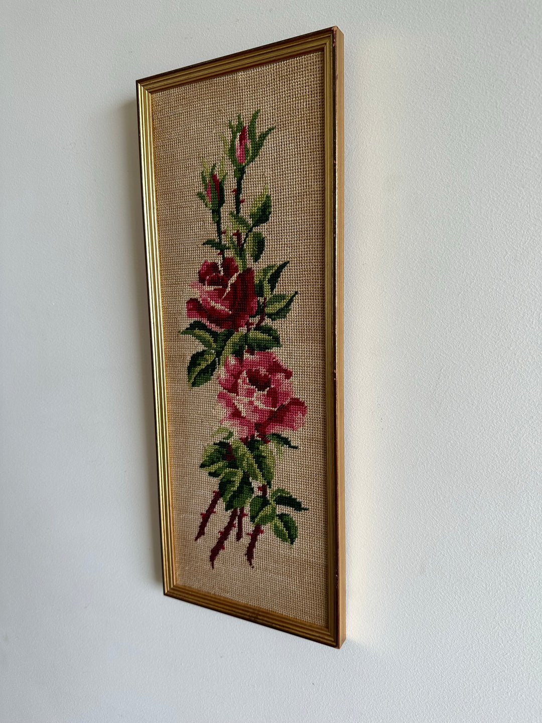 Broderies rectangulaires au point de croix dans cadres dorés