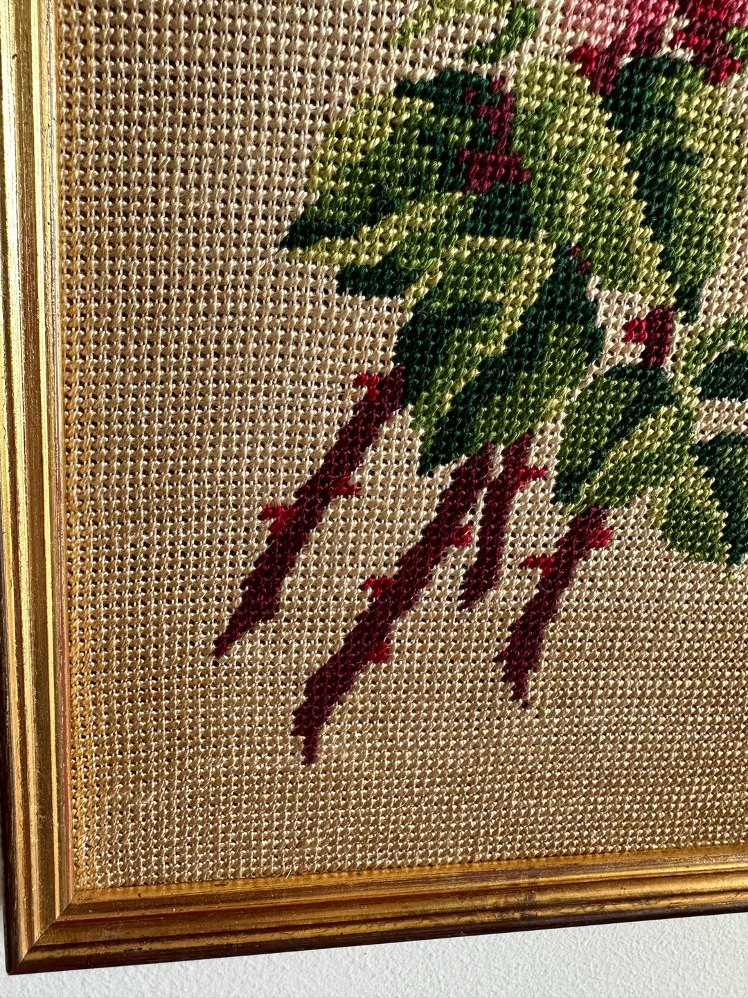 Broderies rectangulaires au point de croix dans cadres dorés