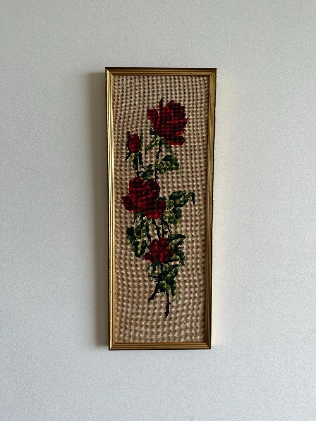 Broderies rectangulaires au point de croix dans cadres dorés