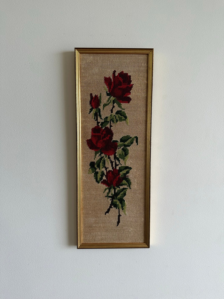 Broderies rectangulaires au point de croix dans cadres dorés