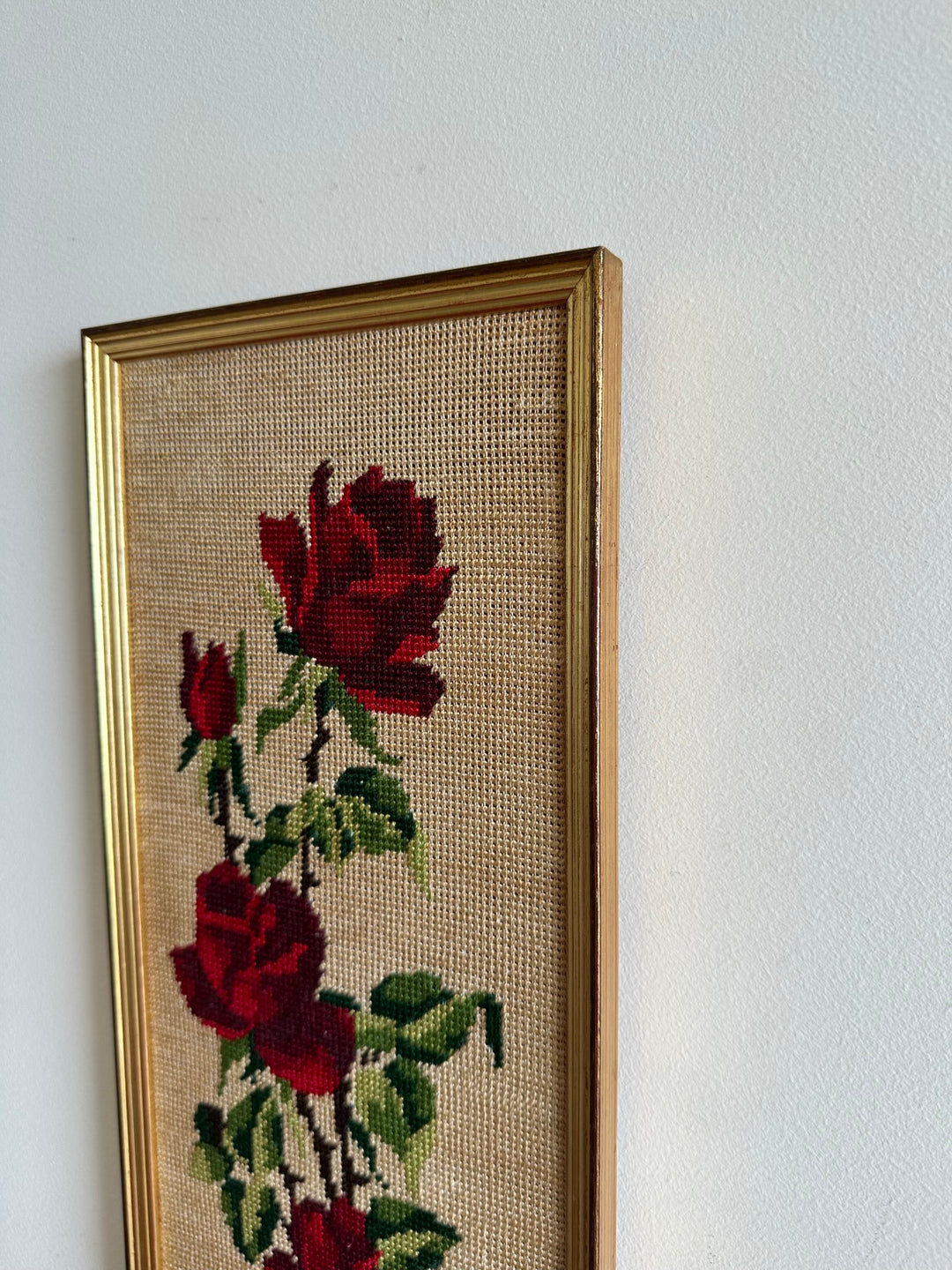 Broderies rectangulaires au point de croix dans cadres dorés