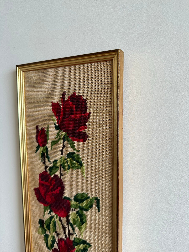 Broderies rectangulaires au point de croix dans cadres dorés