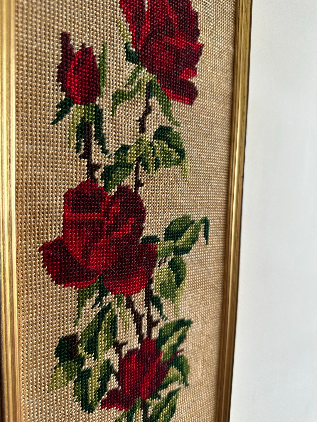 Broderies rectangulaires au point de croix dans cadres dorés