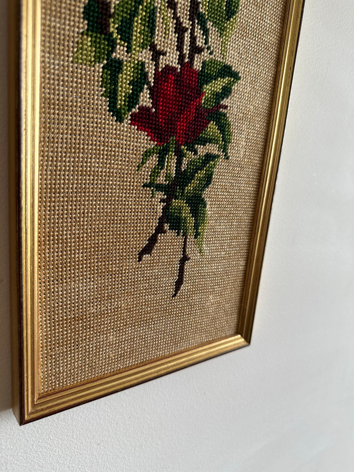 Broderies rectangulaires au point de croix dans cadres dorés