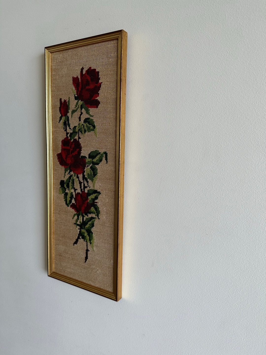 Broderies rectangulaires au point de croix dans cadres dorés