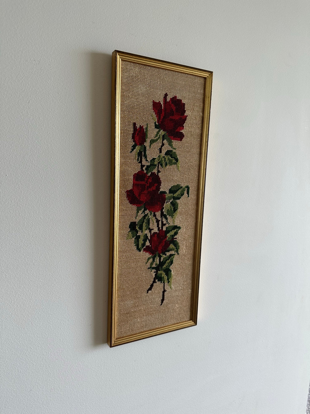 Broderies rectangulaires au point de croix dans cadres dorés