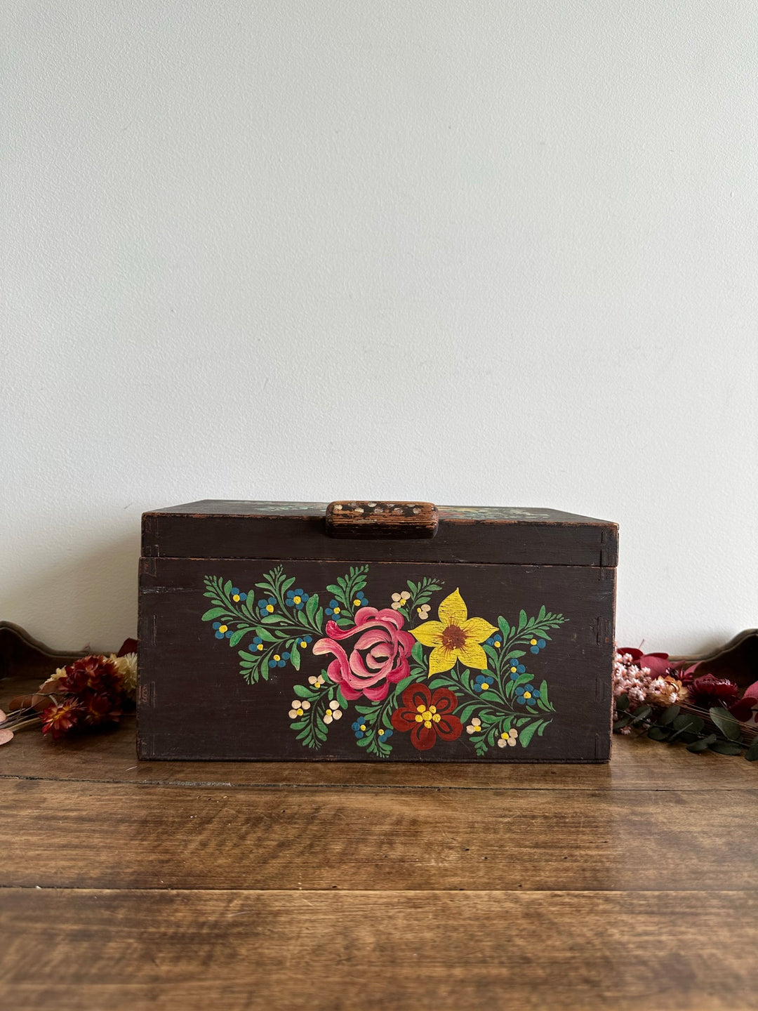 Boite en bois marron foncé peinte à la main décorée de fleurs