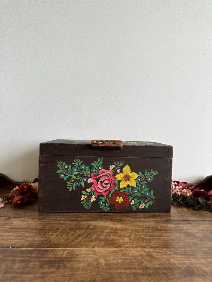 Boite en bois marron foncé peinte à la main décorée de fleurs