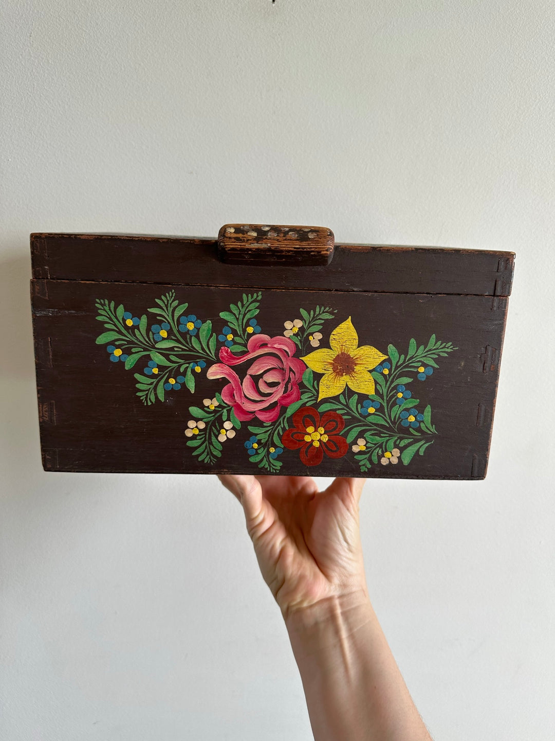 Boite en bois marron foncé peinte à la main décorée de fleurs