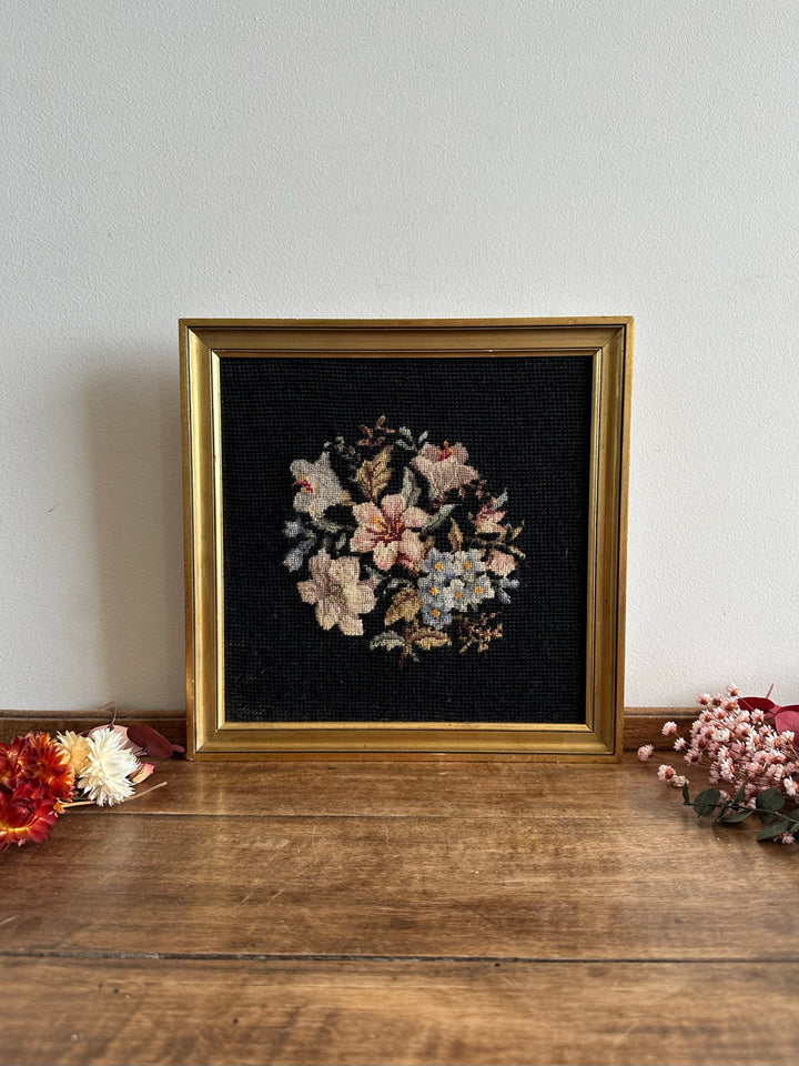 Broderie bouquet de fleurs roses et bleues dans cadre carré doré
