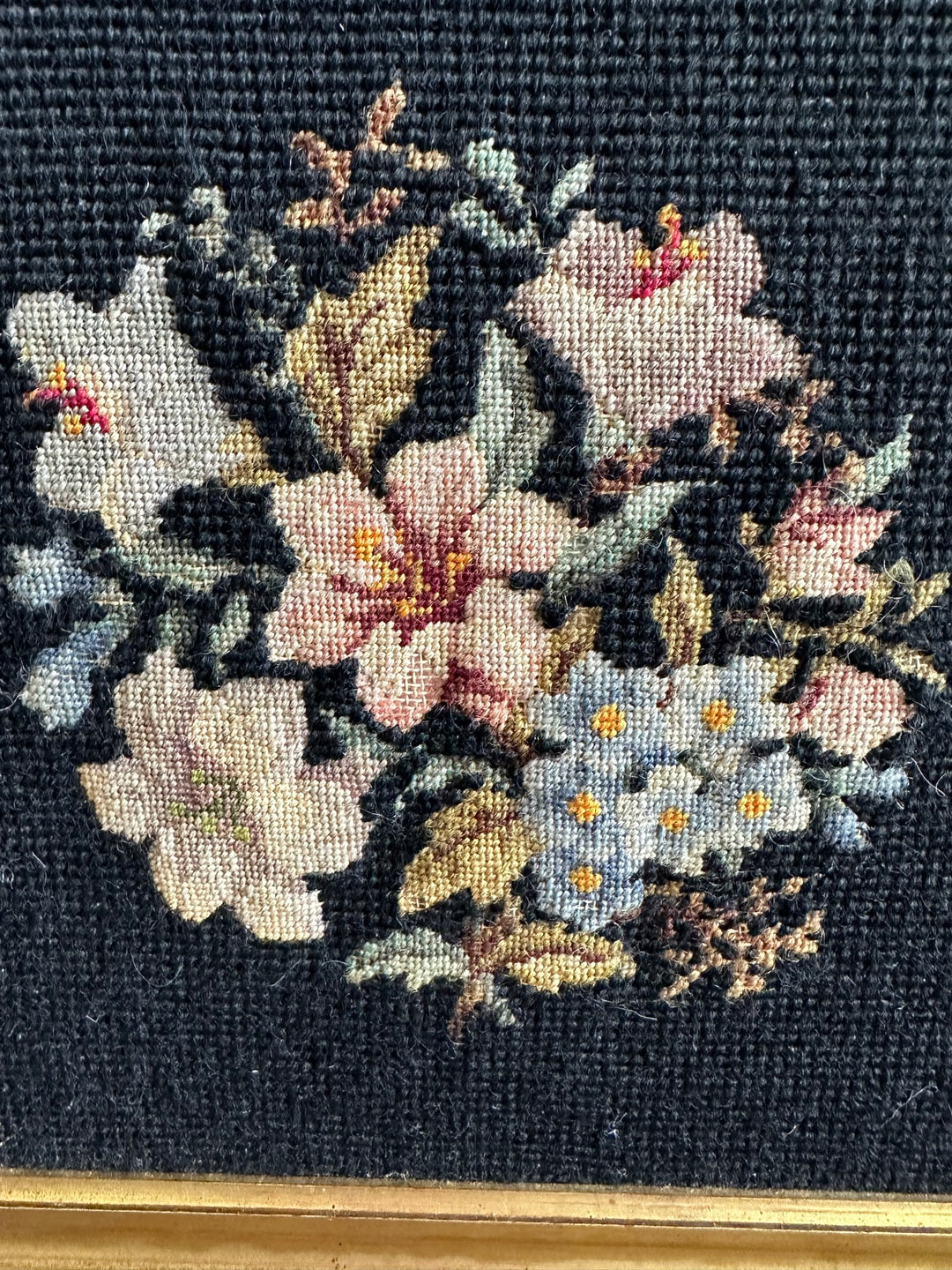Broderie bouquet de fleurs roses et bleues dans cadre carré doré