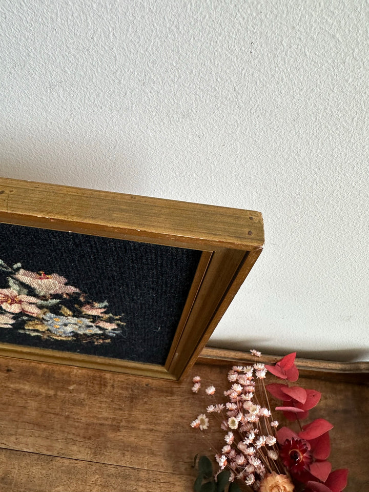Broderie bouquet de fleurs roses et bleues dans cadre carré doré