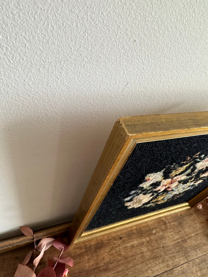 Broderie bouquet de fleurs roses et bleues dans cadre carré doré